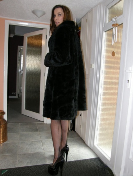 Long legged mature women Nylon Jane releases nylon clad feet from black pumps 32385718