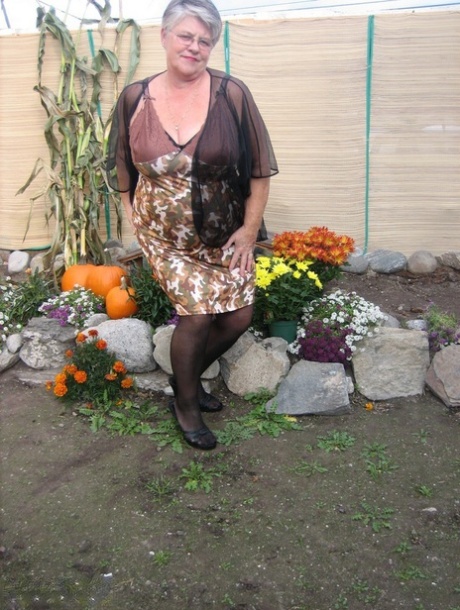 Fat nan Girdle Goddess sets her saggy boobs free of a girdle in the backyard 13501136