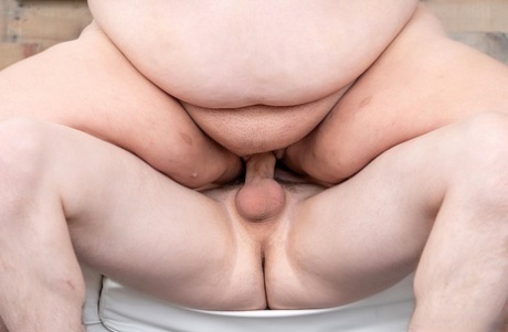 Morbidly obese girl Juicy Jazmynne receives an open mouth cumshot after a fuck 26827717