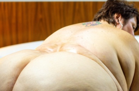 Obese older woman Ms Cheeky Clean puts her massive ass on display