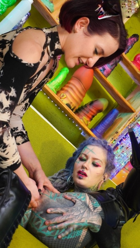 Miss Flora subjects tattooed girl Anuskatzz to anal penetrations 68990597