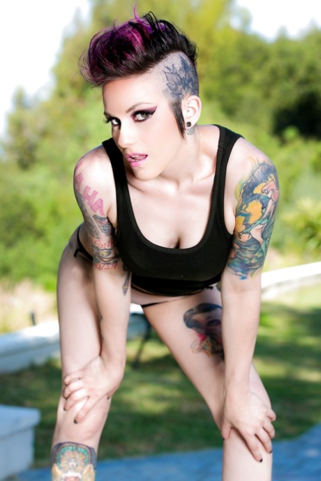 Tattooed punker Rizzo Ford plunging fingers into pussy on driveway 88216996