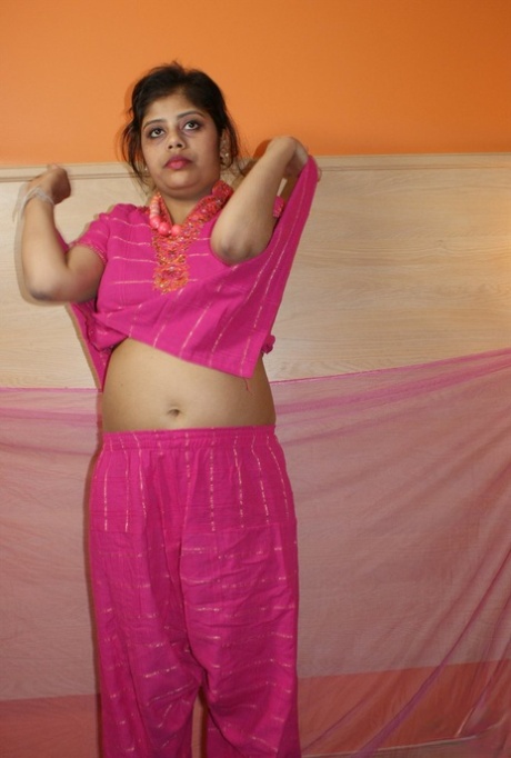 Chubby Indian girl Rupali takes off traditional clothing while getting naked 93922953