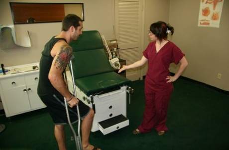Young nurse Dakota Charms gives an injured man a handjob in a clinic 82250383